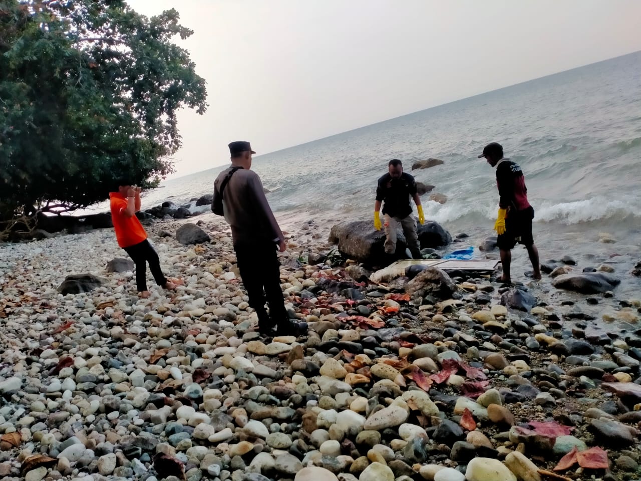 Ngeri, Mayat Tanpa Kepala Ditemukan Dipinggir Pantai Lampung