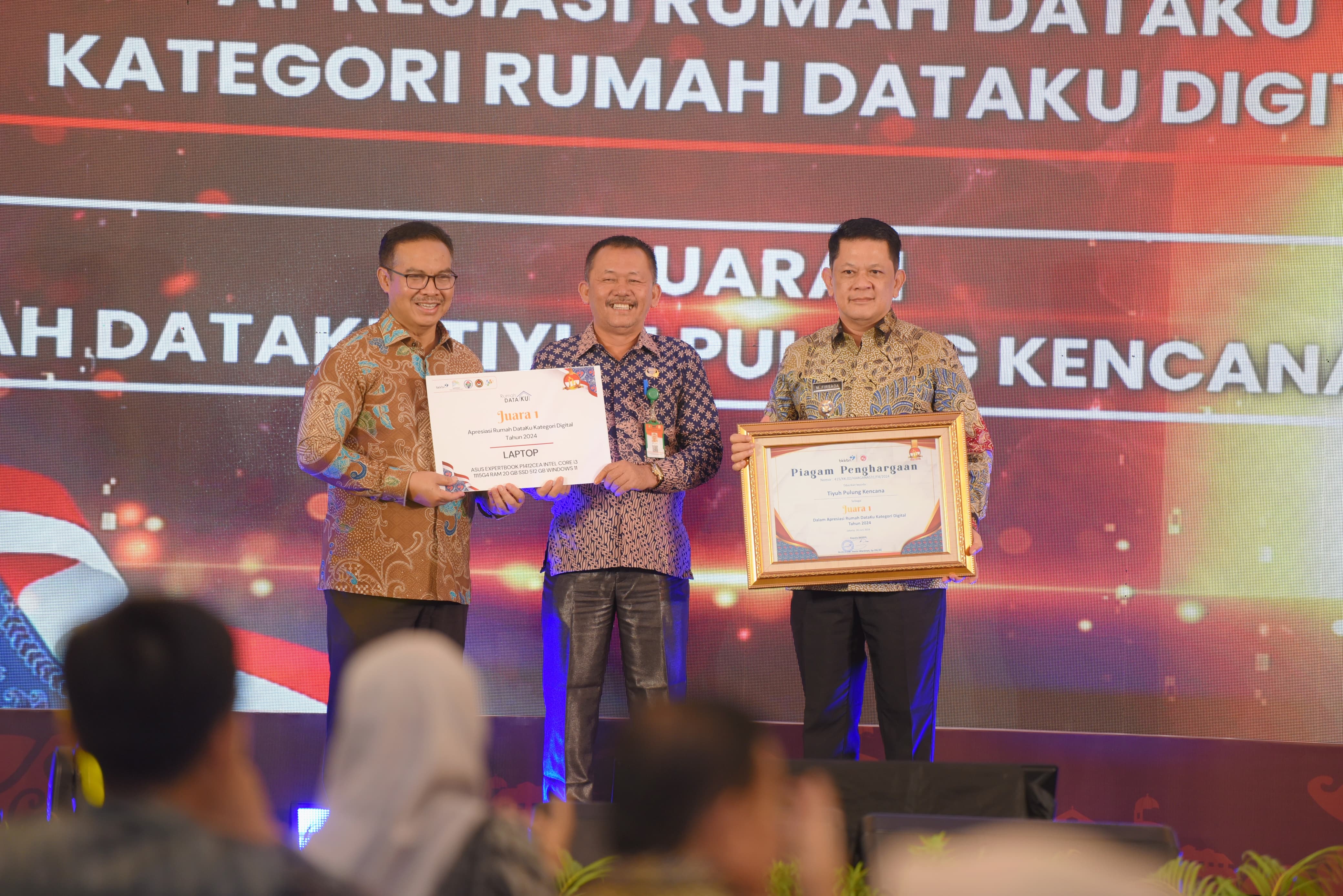 Selamat! Tulang Bawang Barat Juara 1 Nasional, Pj Bupati M. Firsada Terima Penghargaan BKKBN RI