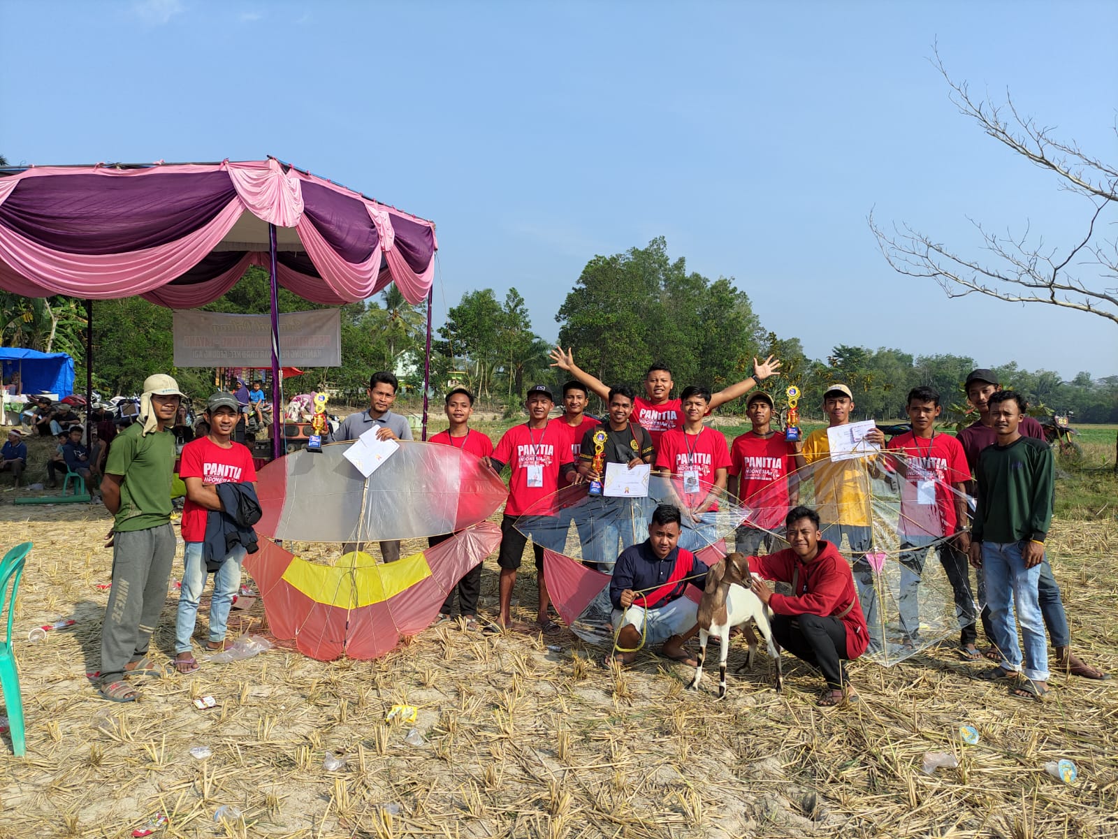 Berhadiah Kambing, Pemuda Kampung Penawar Baru Tulang Bawang Manfaatkan Kekeringan Sawah Jadi Lokasi Lomba