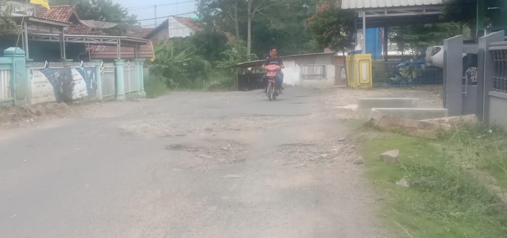 Jalan Rusak, Banyak Motor Terjungkal di Lampung Utara