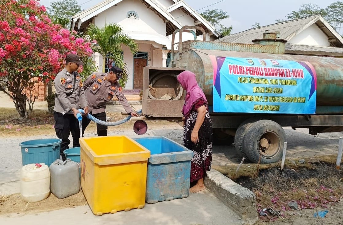 Polsek Penawar Tama Bagikan Air Bersih untuk Warga Terdampak Kekeringan Secara Door to Door