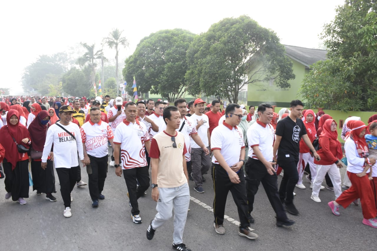 Semarakkan Peringatan HUT RI ke-79, Pj. Bupati Tulang Bawang Barat M. Firsada Gelar Jalan Sehat 