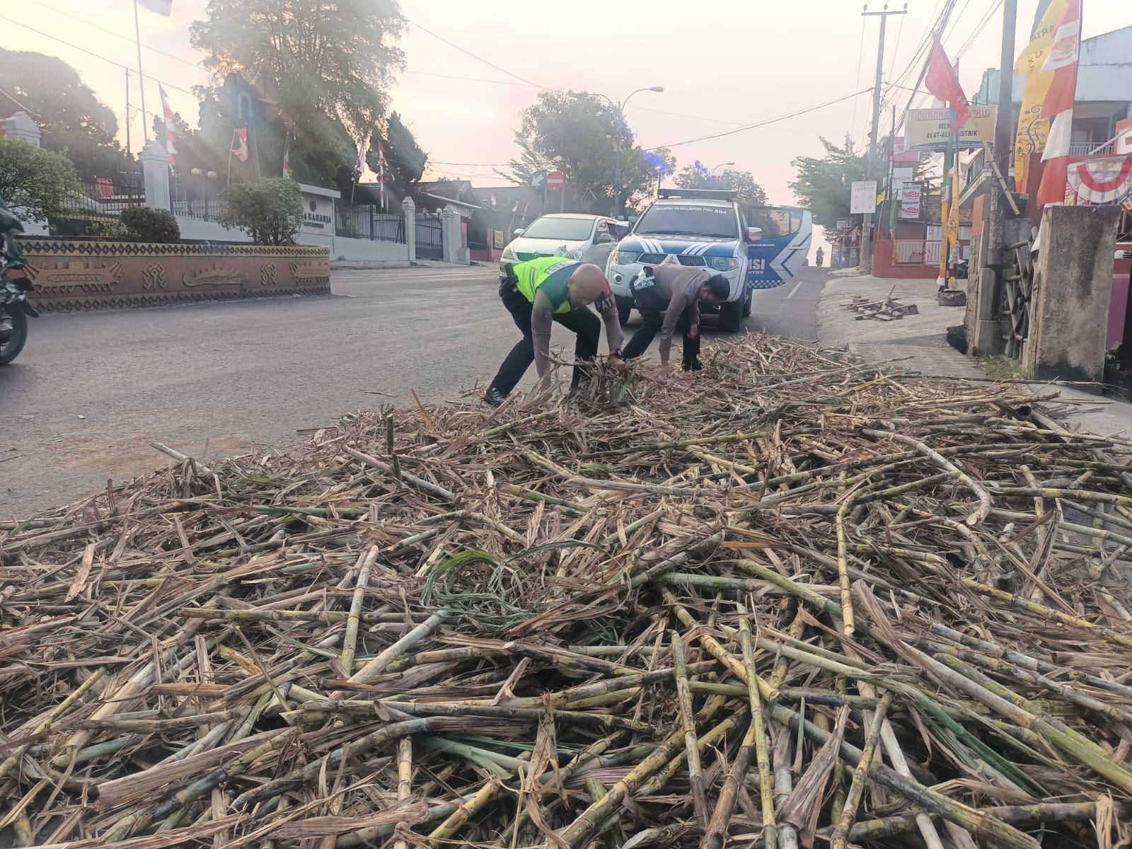 Bentuk Tanggung Jawab, Personel Polres Lampung Utara Punguti Batang Tebu yang Berserakan Dijalan