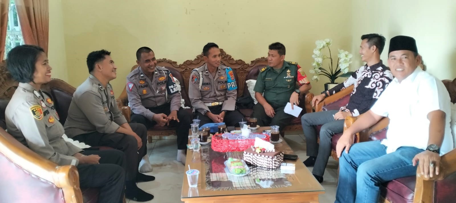 TNI - Polri Sambangi Rumah Calon Kakam Tulang Bawang, Sampaikan Hal Penting Ini