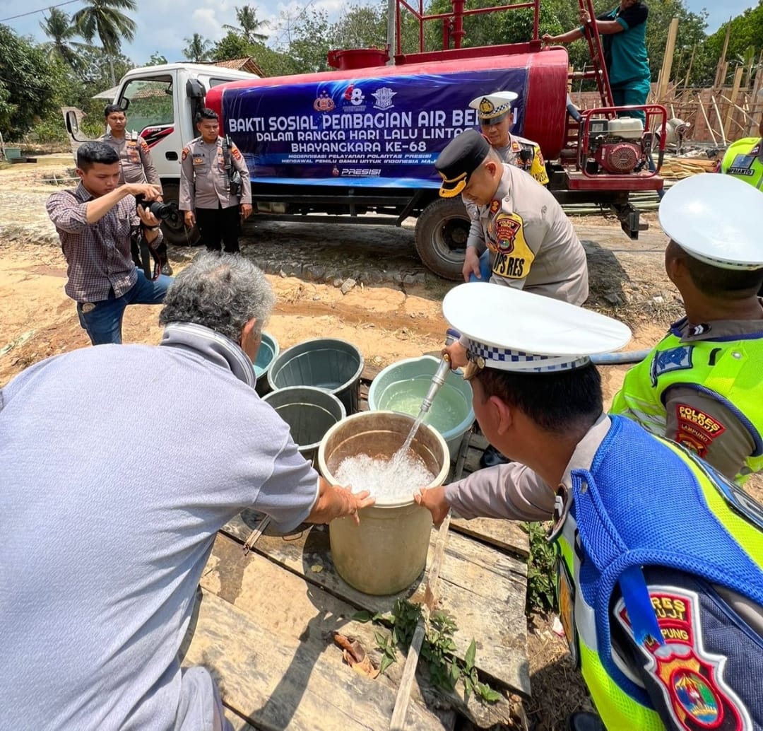 Musim Kemarau Polres Mesuji Distribusikan Air Bersih Ke Desa Mulya Agung