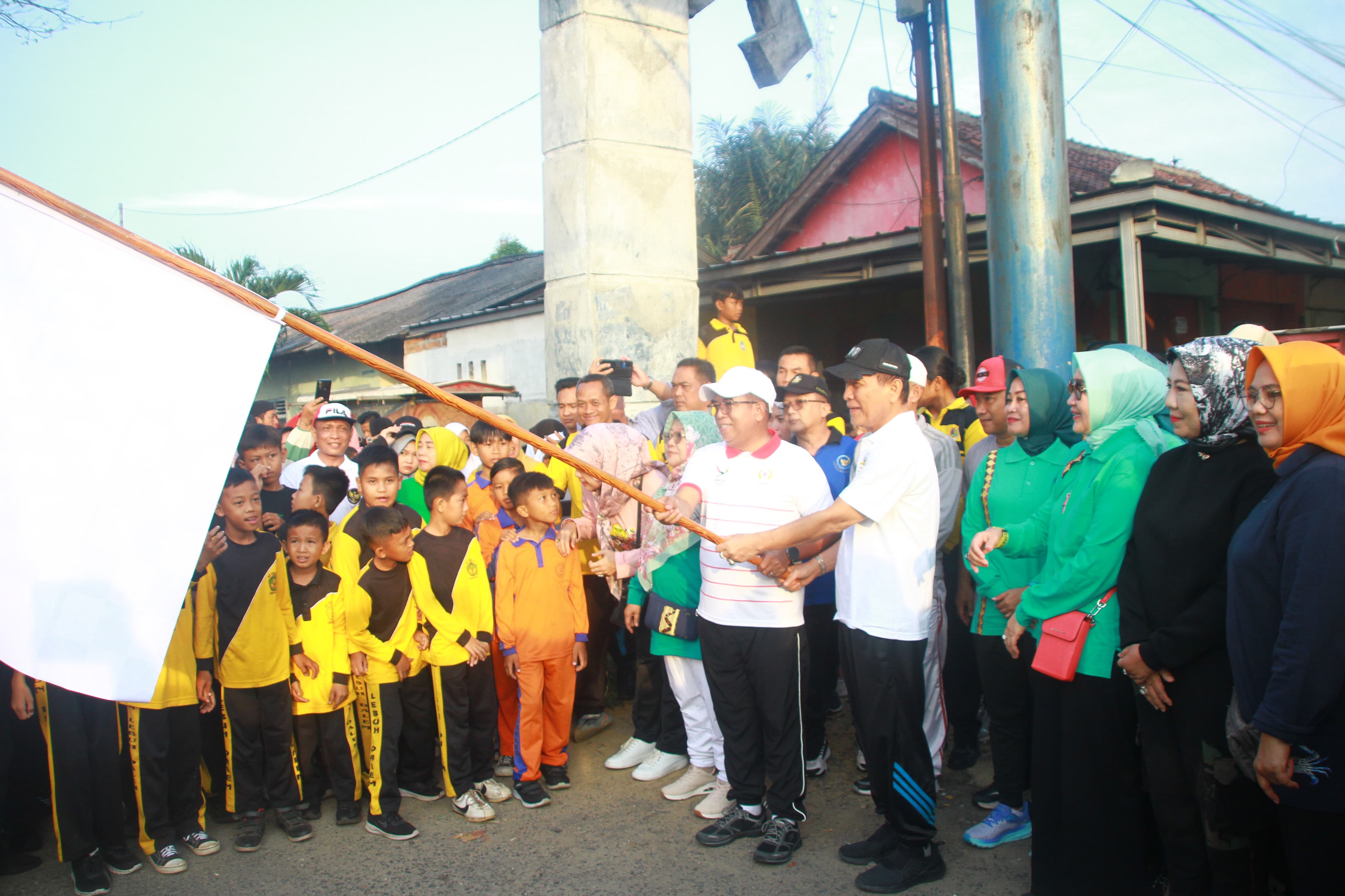 Kunjungi Tulang Bawang, Pj. Gubernur Lampung Samsudin Jalan Sehat dengan Masyarakat