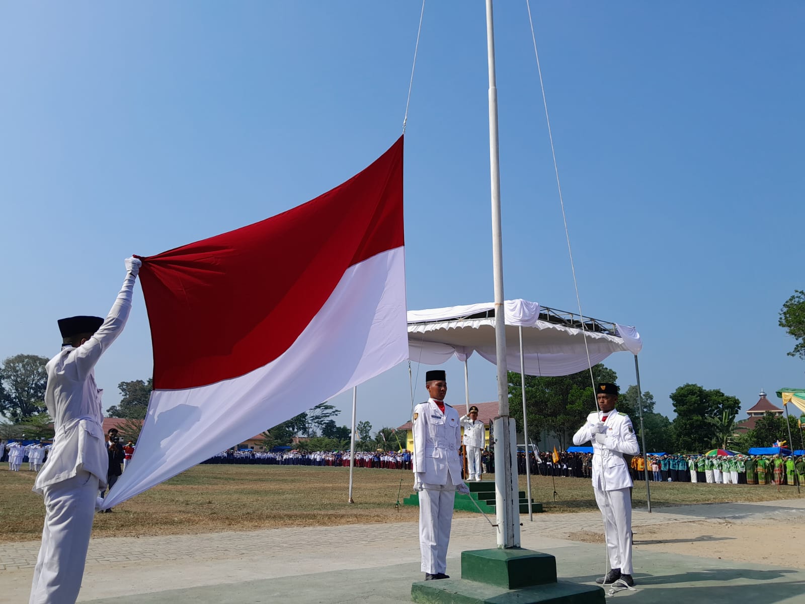 Momen HUT RI Ke-78, Camat Seputih Mataram Pimpin Upacara Pengibaran Bendera Merah Putih, Begini Momennya