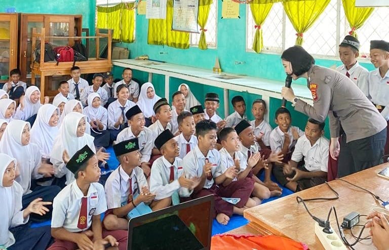 Potret Polwan Cantik Tulang Bawang Saat Ajar Anak Sekolah