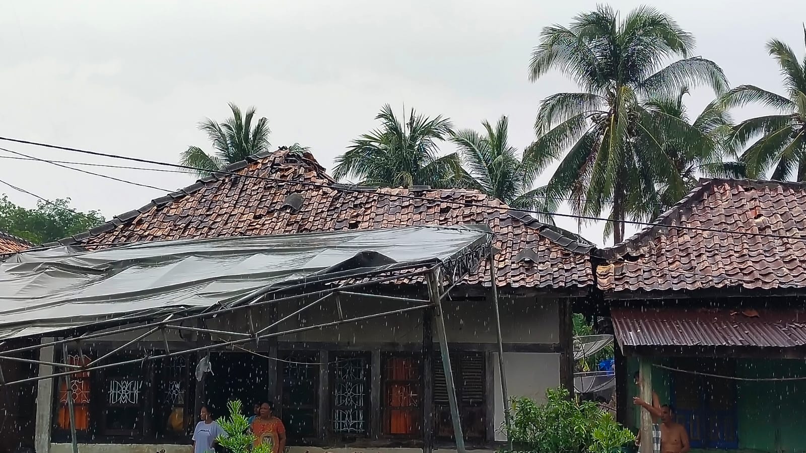 81 Rumah di Gunung Katun Tulang Bawang Barat Rusak Diterjang Puting Beliung