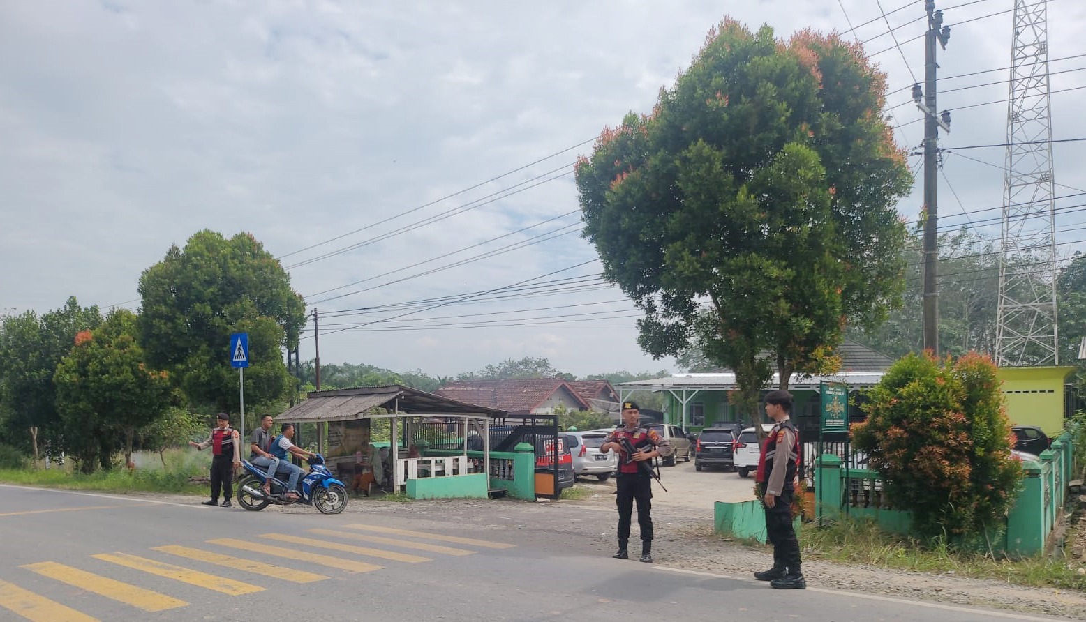 Jelang Salat Jumat, Personel Polres Tulang Bawang Patroli Masjid, Ini yang Dilakukan