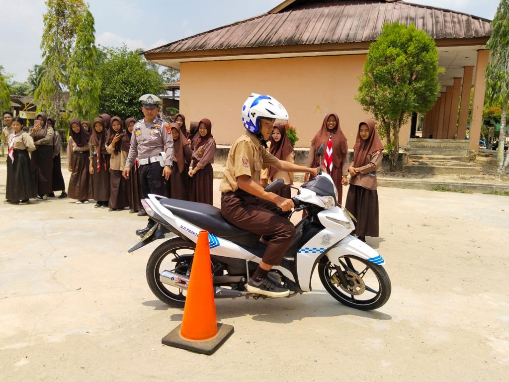 Siswa SMAN 1 Simpang Pematang Diajari Safety Riding Satlantas Polres Mesuji