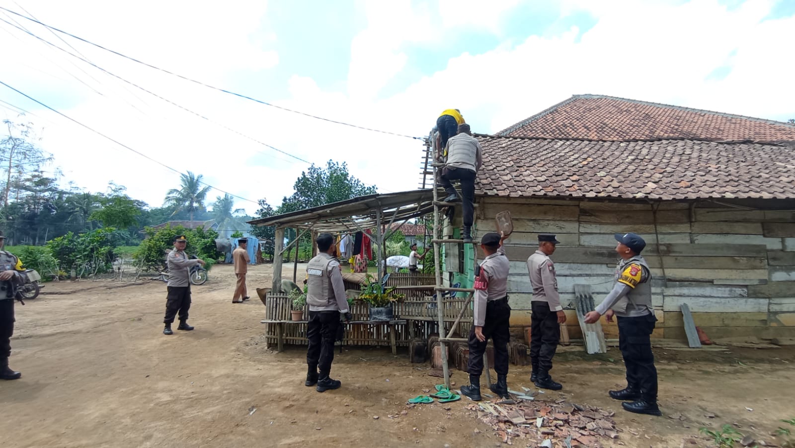 Polisi di Tulang Bawang Barat Gotong Royong Perbaiki Rumah Rusak Akibat Puting Beliung