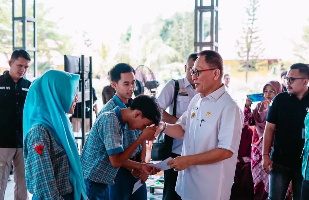 Pj Bupati Tulang Bawang Qudrotul Ikhwan Mengajar di SMAN 1 Banjar Agung, Berikan Challenge Berhadiah ke Siswa