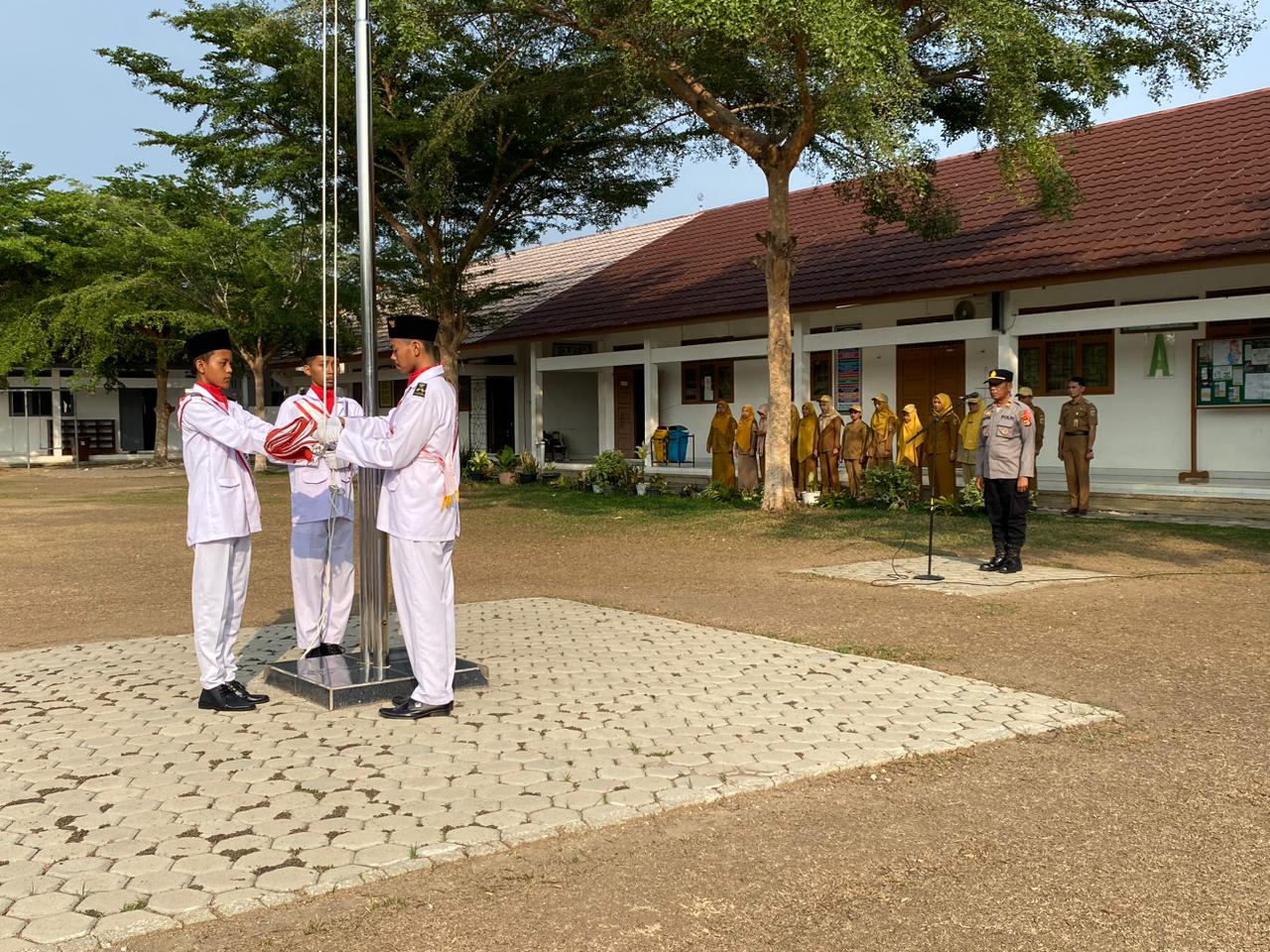 Pejabat Utama Polres Tulang Bawang Barat Kompak Jadi Pembina Upacara di Sekolah