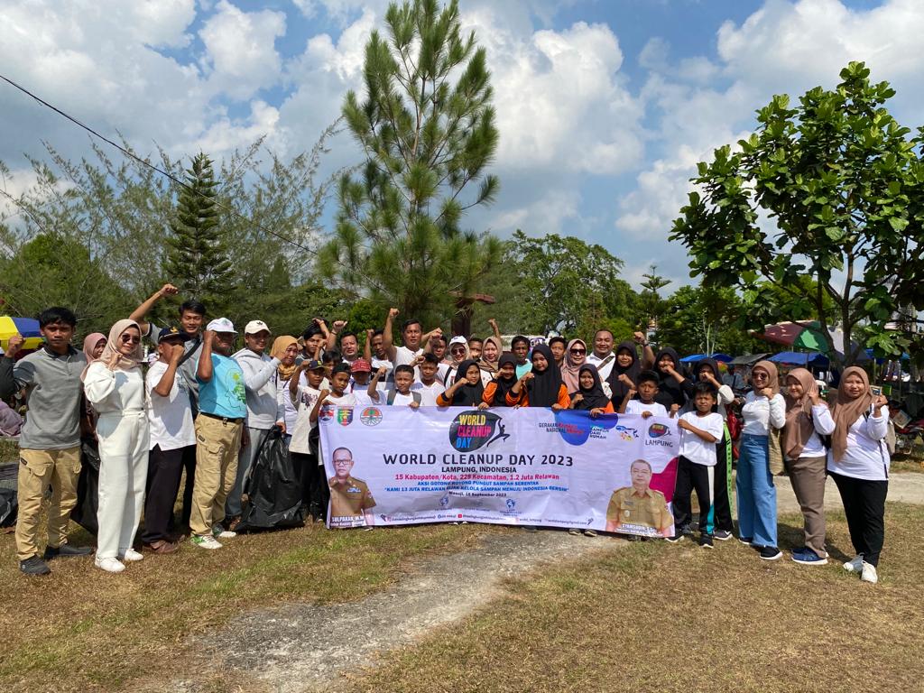 Peringati WCD 2023, Dinas Lingkungan Hidup Gotong Royong Ajak Masyarakat Bersihkan Sampah