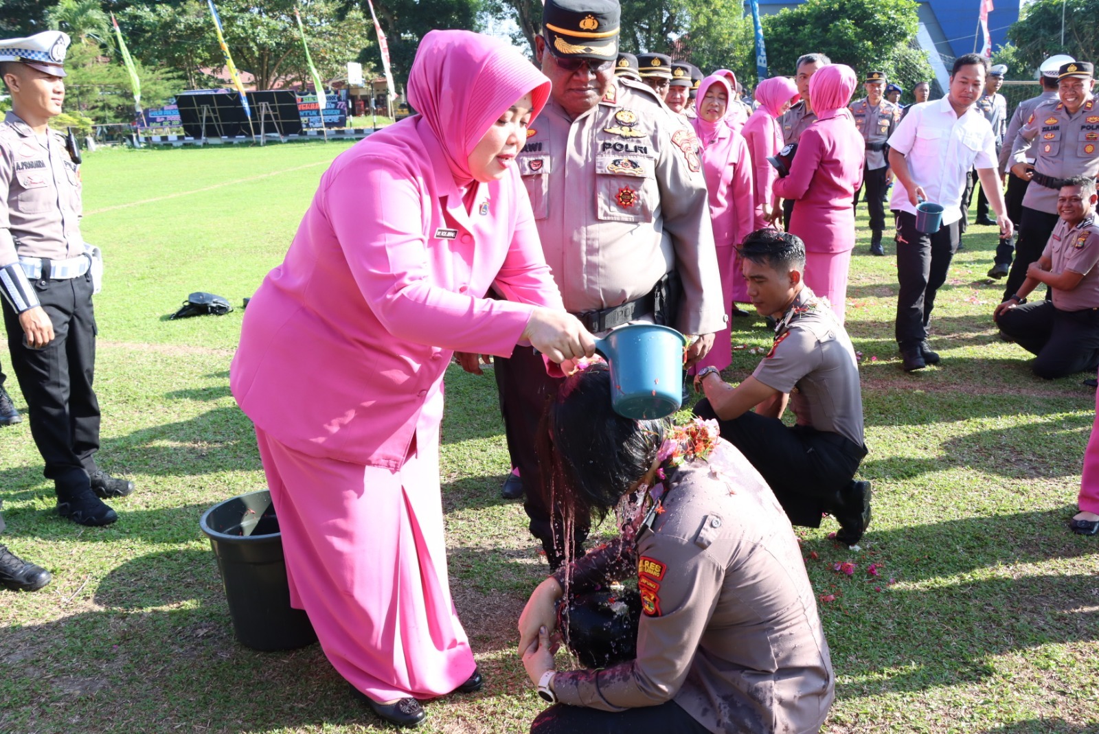 Asik, 21 Personel Polres Tulang Bawang Naik Pangkat, Langsung Diguyur Air Kembang