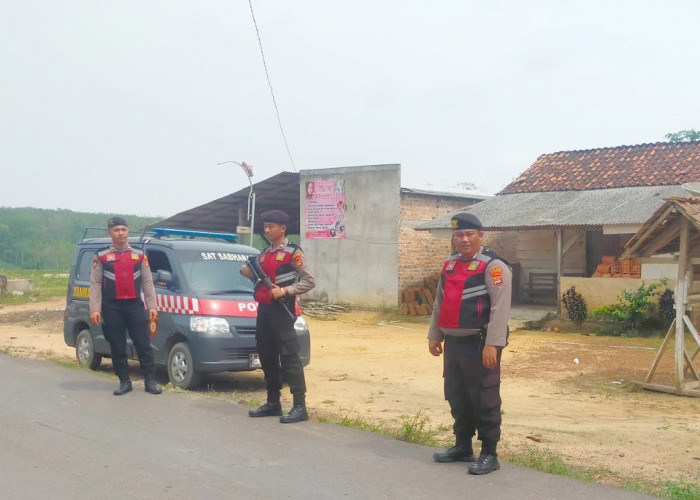 Polisi Berseragam Lengkap di Tulang Bawang Siap Kawal Warga Ambil Uang di Bank