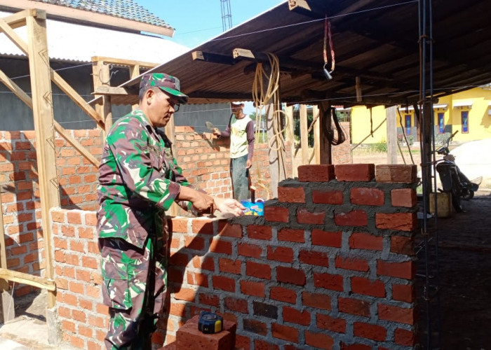 Babinsa Kodim Tulang Bawang Bantu Bangun Rumah Warga Mesuji