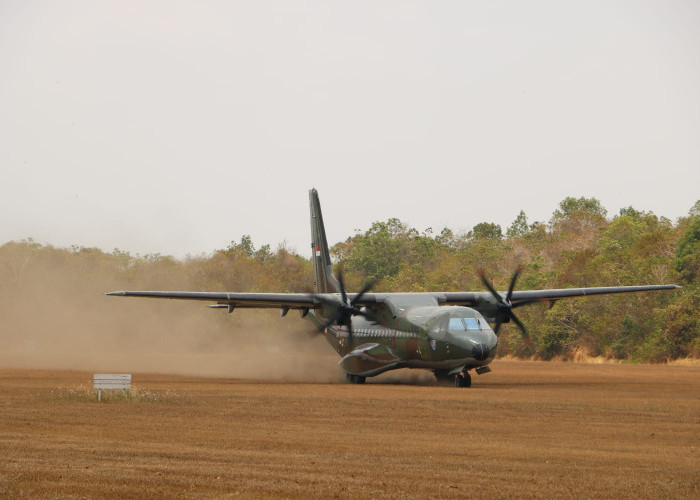 Instruktur Penerbang Skadron Udara 2 Latihan Taktik Angkut Militer Pesawat CN-295 di Lanud BNY Lampung