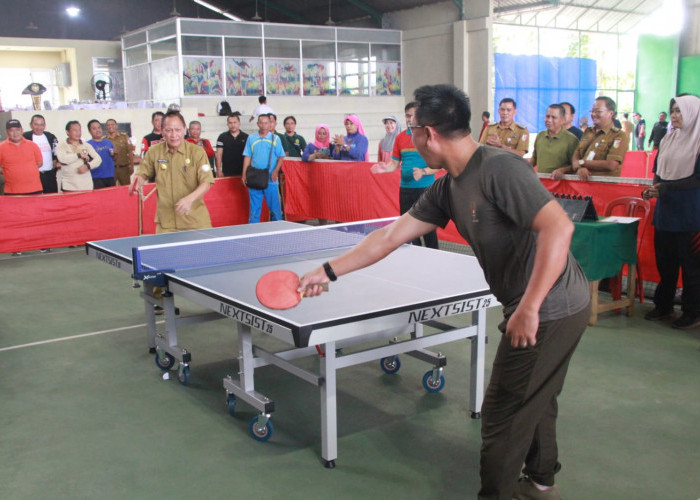 Potret Dandim 0426 Tulang Bawang dan Pj Bupati Adu Tangkas Bermain Tenis Meja