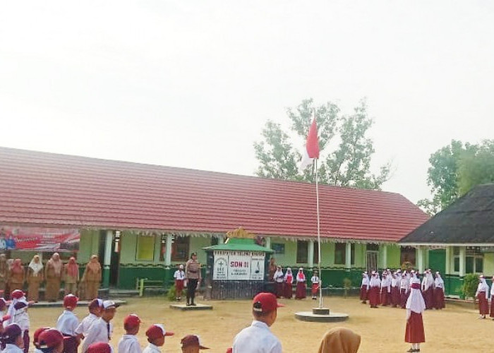 Potret Polwan Polres Tulang Bawang Saat Jadi Inspektur Upacara di Sekolah, Sampaikan Hal Penting Ini