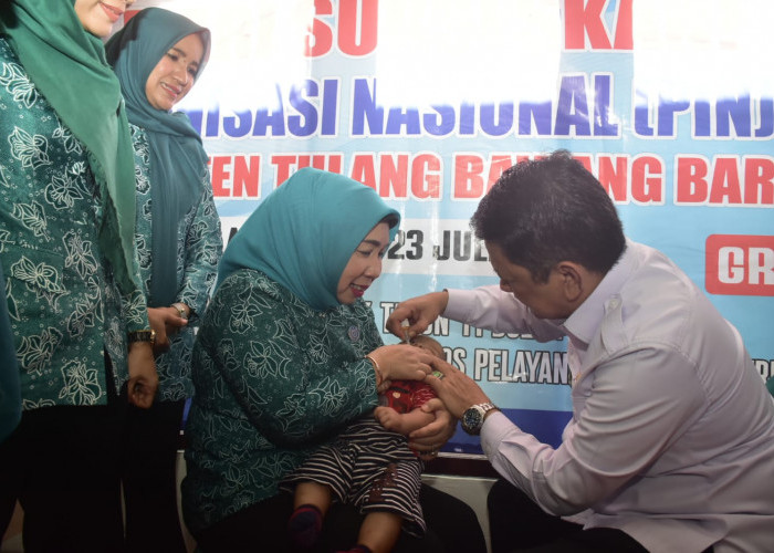 Turun Tangan, Pj. Bupati Tulang Bawang Barat M. Firsada dan Pj. Ketua TP PKK Berikan Langsung Vaksin Polio