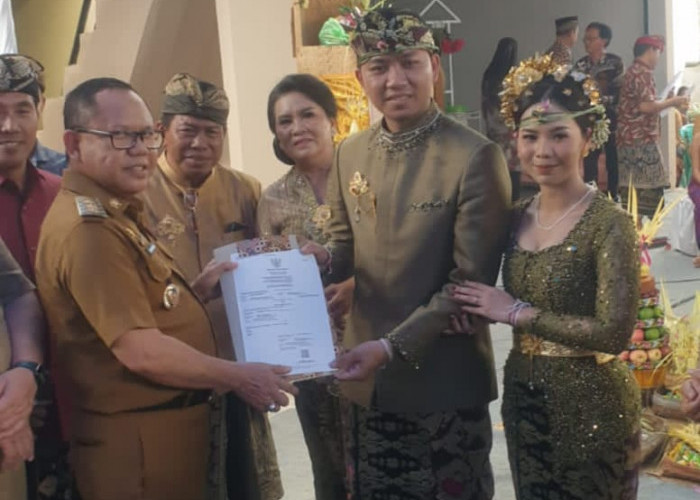 Baru Menikah, Pasangan Pengantin Asal Mesuji Ini Langsung Dapat Akta Perkawinan dari Pj Bupati