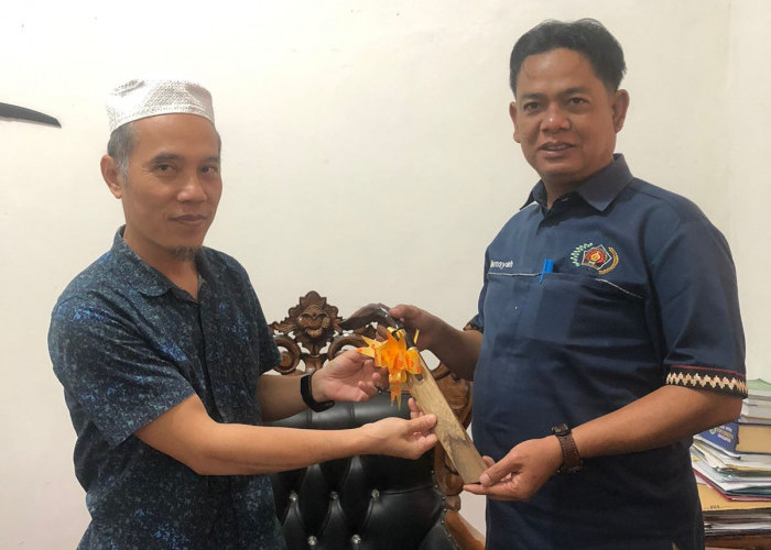 Audiensi Dengan Baznas, Ketua PWI Dikasih Golok