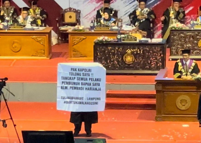 Viral Wisudawan UNM Bentangkan Spanduk Saat Prosesi Wisuda, Begini Tanggapan Tegas Polda Lampung