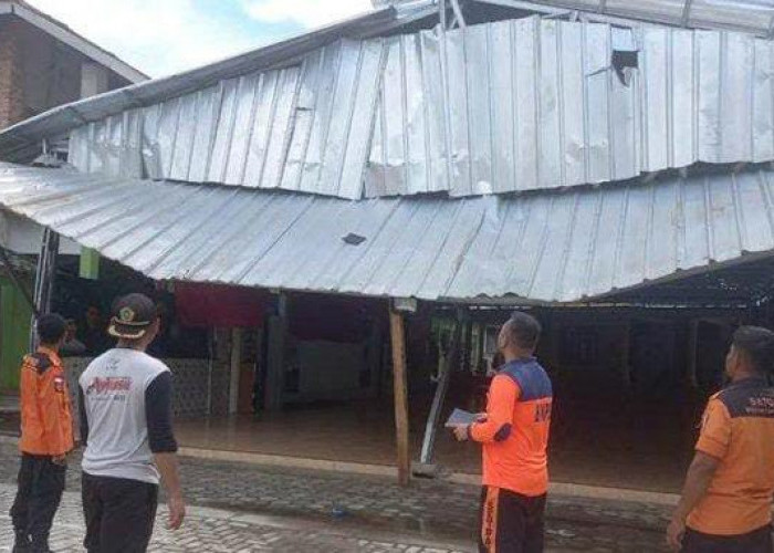 Puting Beliung Kembali Terjang Tulang Bawang, Puluhan Rumah di Banjar Margo Porak-poranda