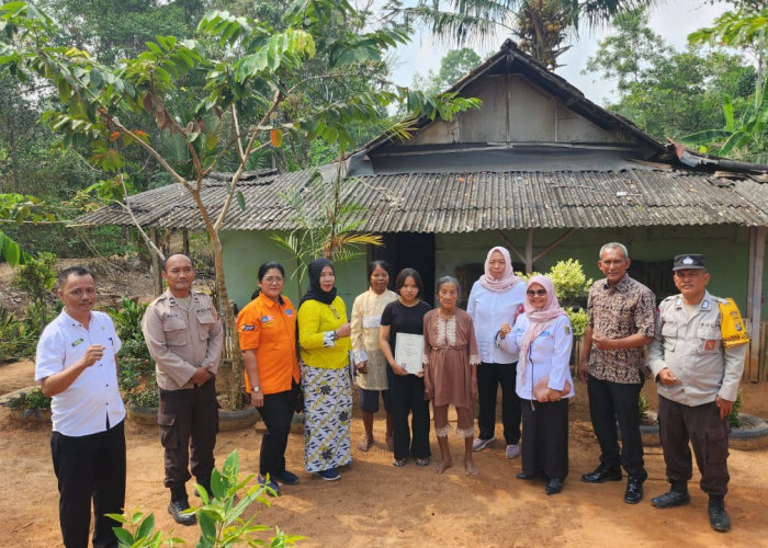 Kepala Sekolah SMAN 1 Terusan Nunyai Lampung Tengah Kunjungi Rumah Alumni, Serahkan Langsung Ijazah Sekolah