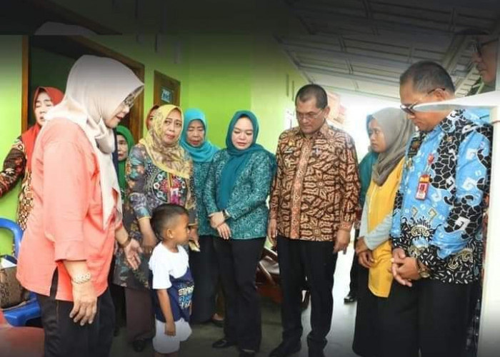 Pj. Bupati Lampung Utara Aswarodi Serahkan Bantuan Bapak Asuh untuk Anak Stunting, Begini Momennya