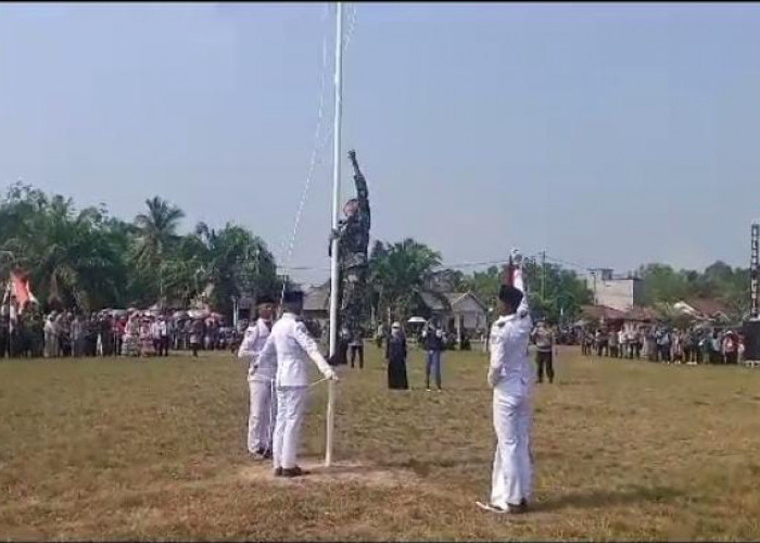 Heroik, Prajurit TNI AD Panjat Tiang Bendera Saat Upacara HUT RI ke 78, Perbaiki.. 