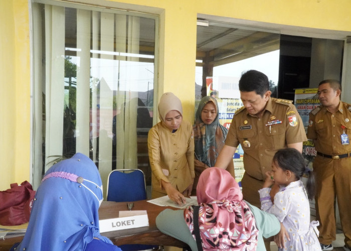 Salut, Pj Bupati Tulang Bawang Barat Ikut Layani Warga yang Urus Kartu Keluarga