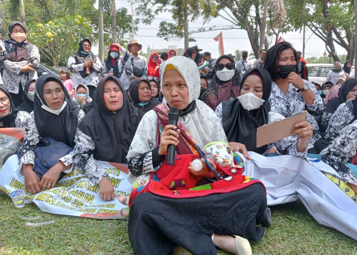 Demo di DPRD, Guru Honorer Tulang Bawang Ini Perjuangkan Nasibnya Sambil Gendong Anak