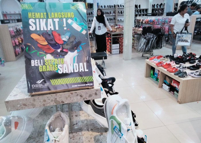 Putra Baru Toserba Bandar Jaya Lampung Tengah Buat Promo Menarik, Beli Sepatu Desle Gratis Sandal