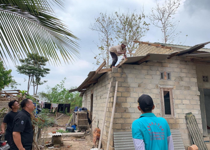 Alhamdulillah, Korban Puting Beliung Tulang Bawang Barat Terima Bantuan Uang Baznas