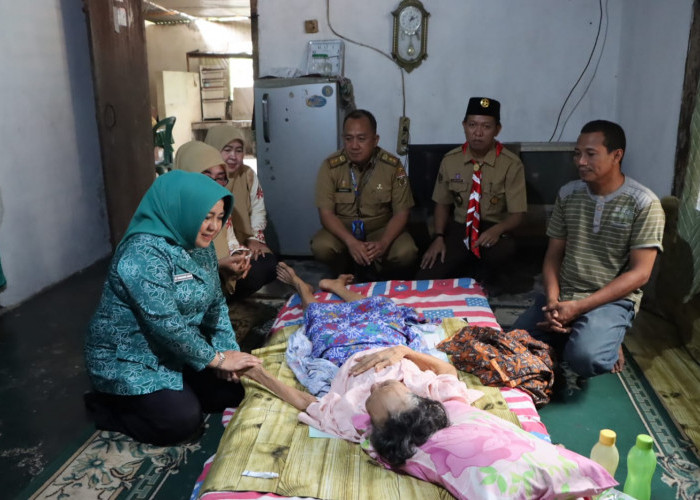 Bahagianya Warga Lampung Tengah Dapat Bantuan Kursi Roda Dari Ketua TP PKK Mardiana Musa Ahmad