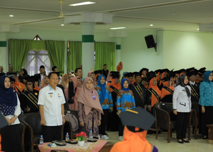 Selamat! 150 Lansia Tulang Bawang di Wisuda, Jadi yang Pertama di Lampung