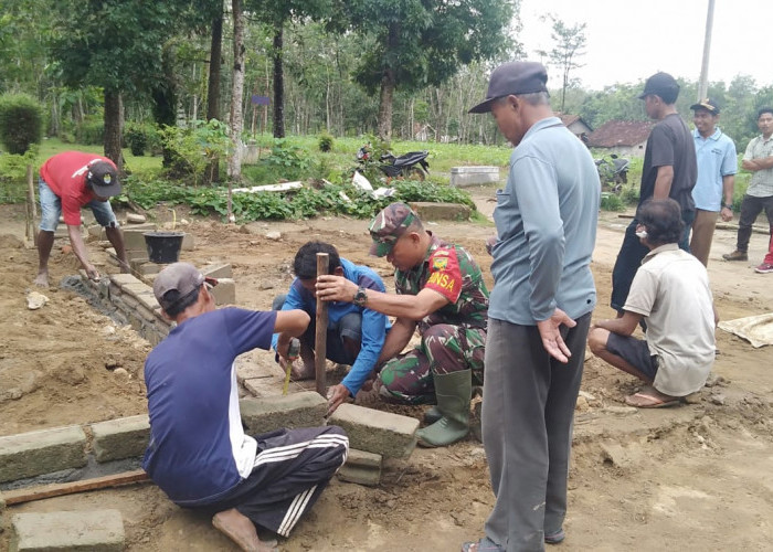 Prajurit Kodim Tulang Bawang Bantu Pembuatan Pondasi Rumah Warga, Begini Kata Danramil