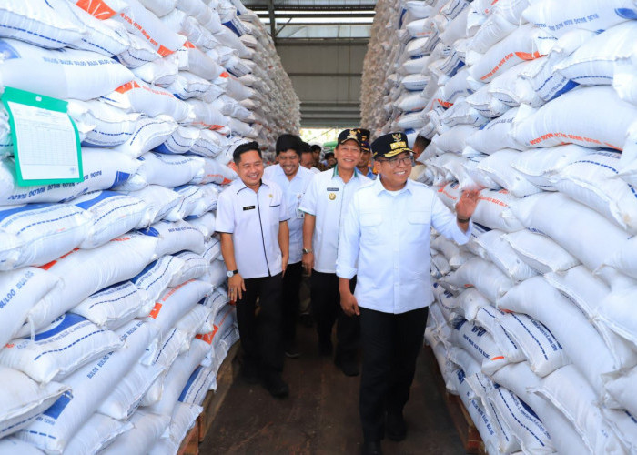 Kunker ke Tulang Bawang, Pj  Bupati Qudrotul Ikhwan Dampingi Pj. Gubernur Lampung Tinjau Gudang Bulog