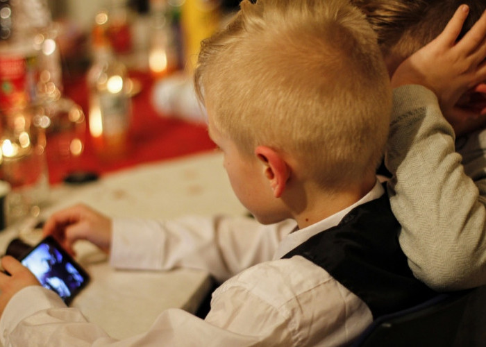 Cara Agar Anak Tidak Kecanduan Bermain Smartphone, Nomor 5 Penting Sekali