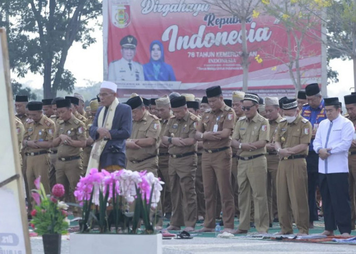 Pj Bupati dan Sejumlah Pejabat Tulang Bawang Salat Istisqa di Halaman Kantor Bupati