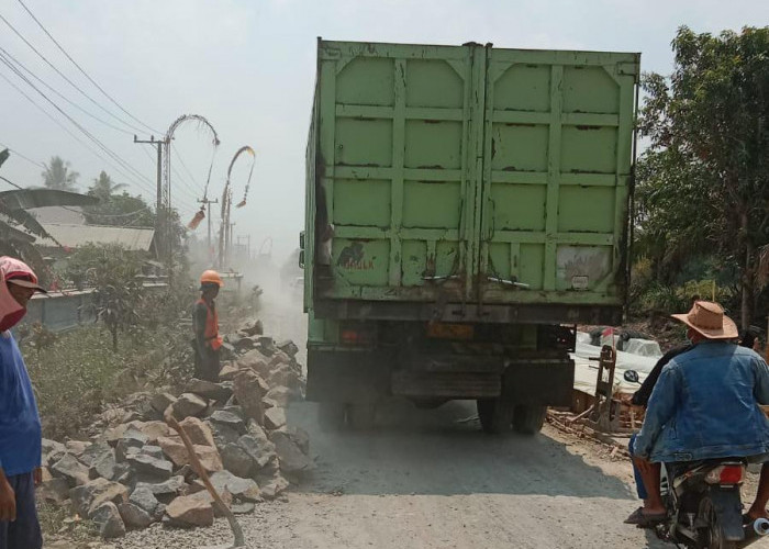 Material Pembangunan Drainase Ruas Kota Gajah - Bandar Surabaya Dikeluhkan Warga