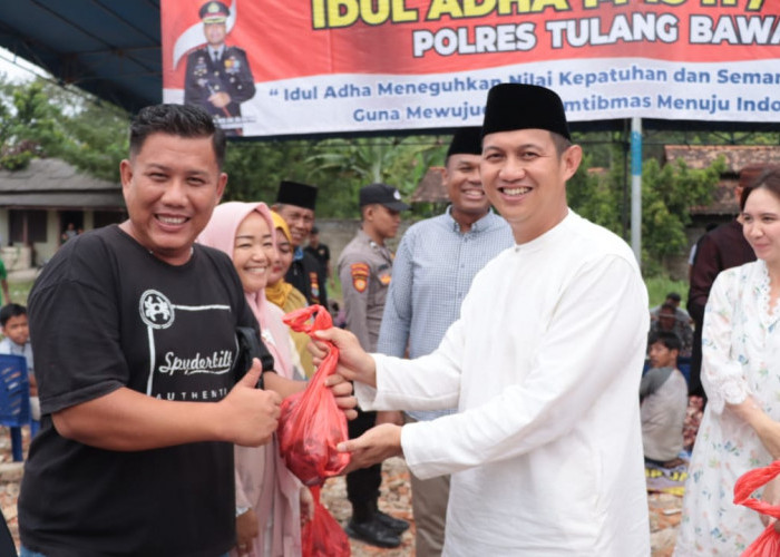 Sembelih 12 Hewan Kurban, Polres Tulang Bawang Bagikan 743 Paket Daging