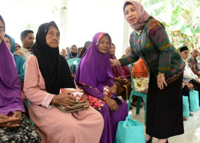 Lansia di Tulang Bawang Barat Dapat Bantuan Paket Sembako dari Istri Pj Bupati