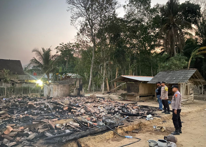 Alhamdulillah, Polsek Gunung Agung Tulang Bawang Barat Beri Bantuan Korban Kebakaran 