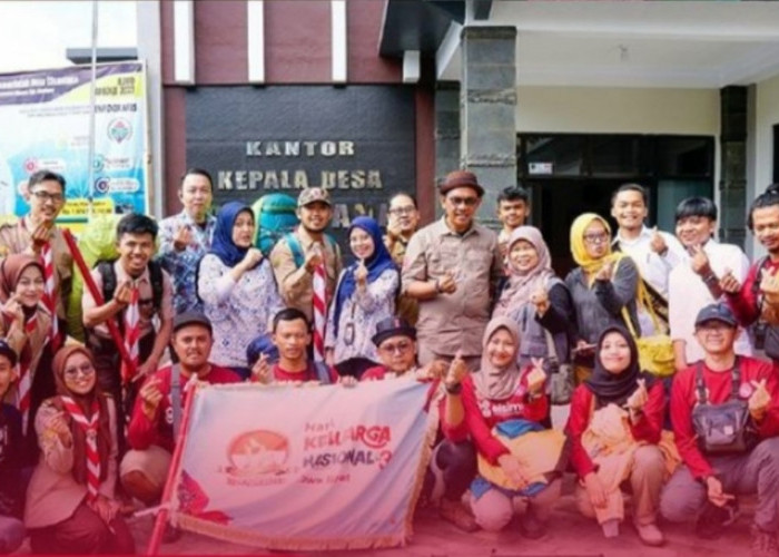 Keren, 12 Anak Muda Kibarkan Bendera Hari Keluarga Nasional di Gunung Ceremai