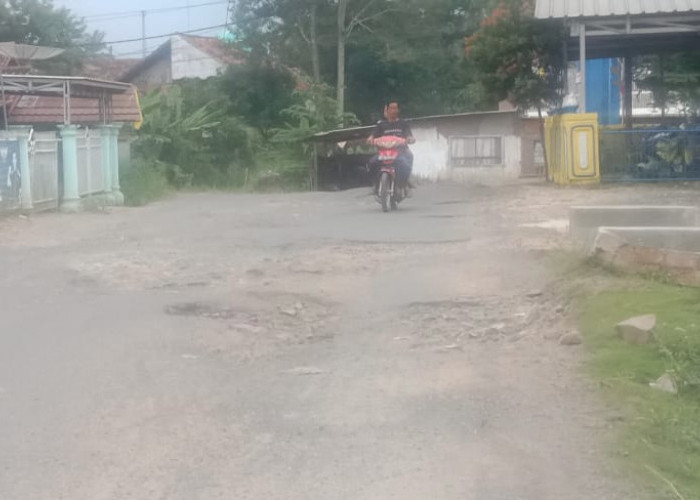 Jalan Rusak, Banyak Motor Terjungkal di Lampung Utara