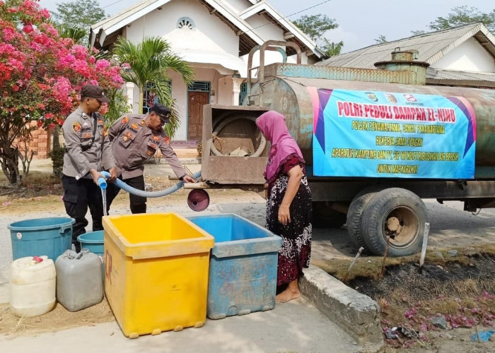 Polsek Penawar Tama Bagikan Air Bersih untuk Warga Terdampak Kekeringan Secara Door to Door